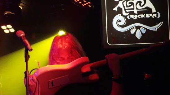 Guitarrista en vivo tocando con los dientes